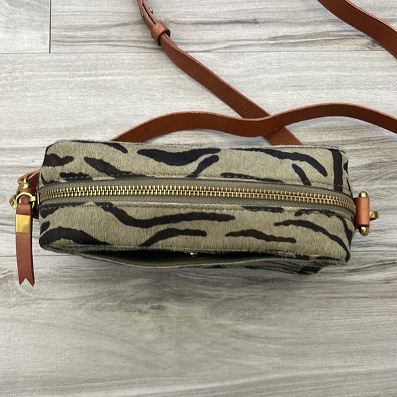 💚NWT🤎 Madewell The Transport Camera Bag: Tiger Calf Hair Edition Green Olive - Picture 11 of 12